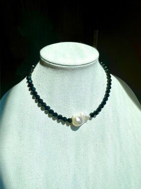 Black Faceted Crystal Bead Choker Necklace with Single 1.3 Inches Baroque Pearl